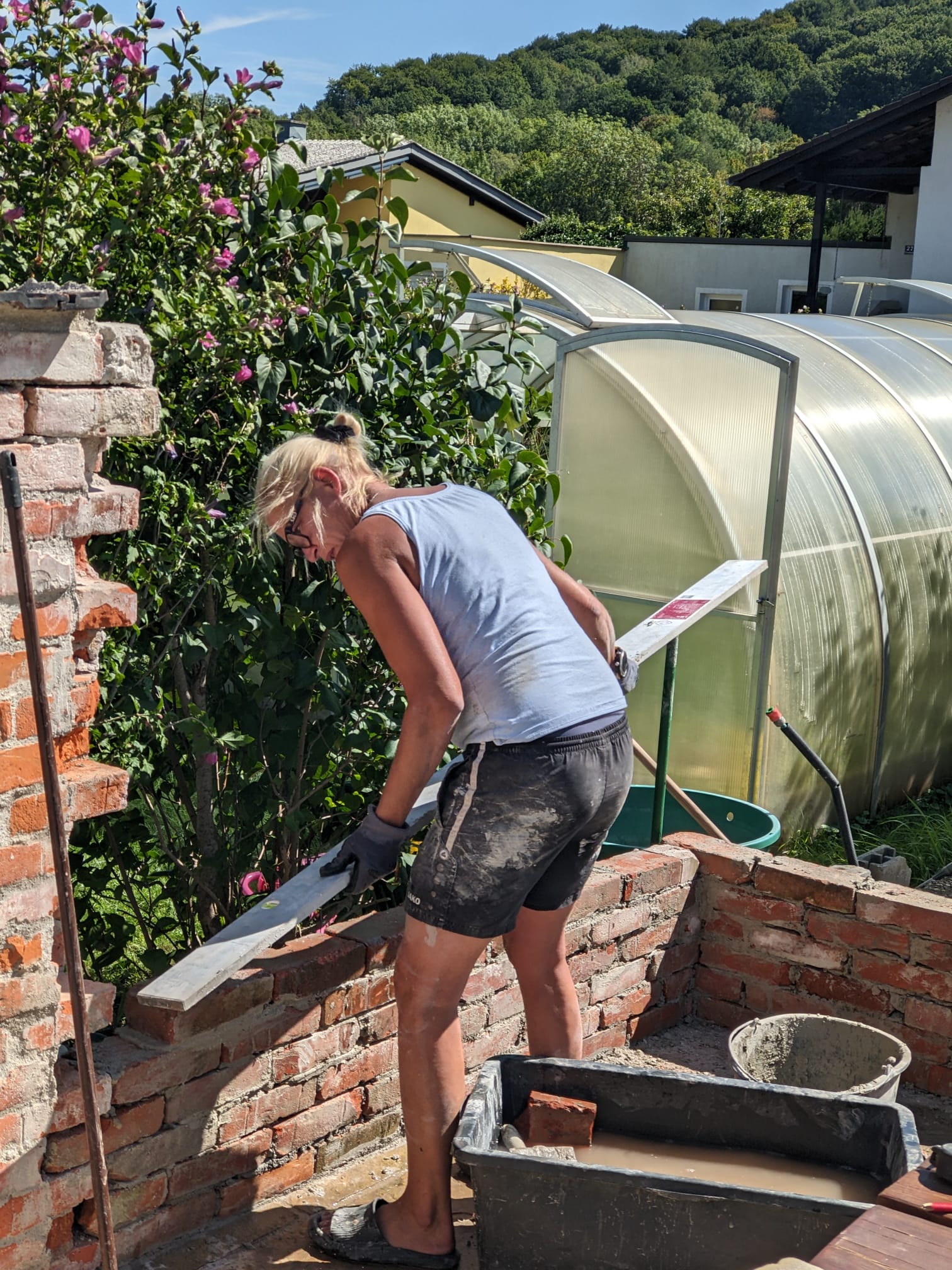 Foto von Gudrun Beilschmidt beim Maurern